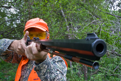 hunter aiming muzzleloader