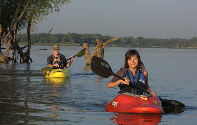 Lady and man kayaking on Lake Arlington
