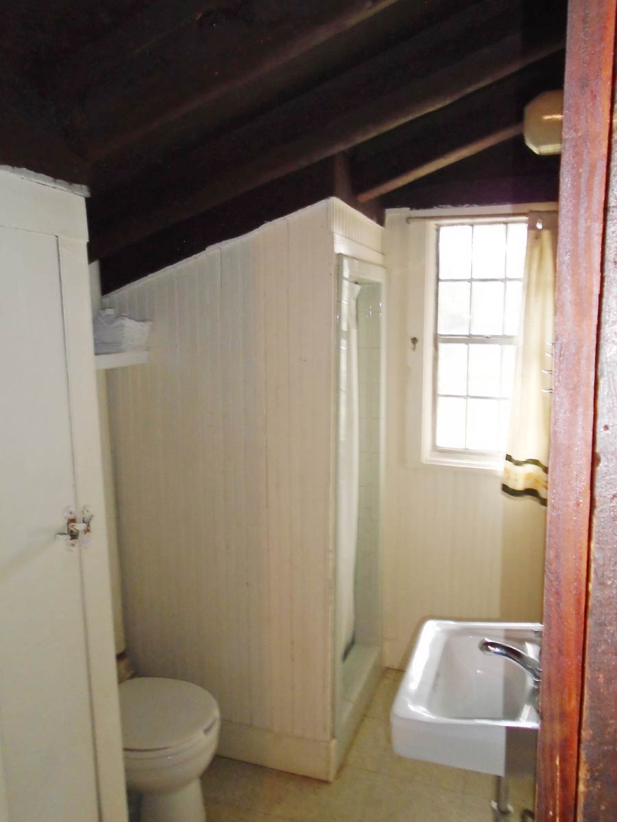 The bathroom with shower in Cabin 10.