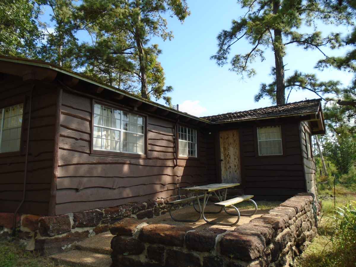 The back porch of Cabin 11 has a picnic table. 