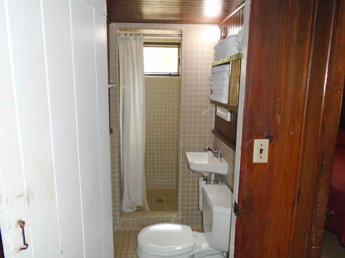The bathroom of Cabin 6.