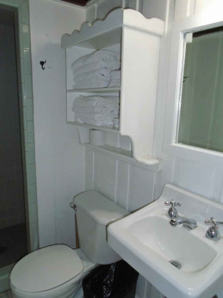 The bathroom in Cabin 8.