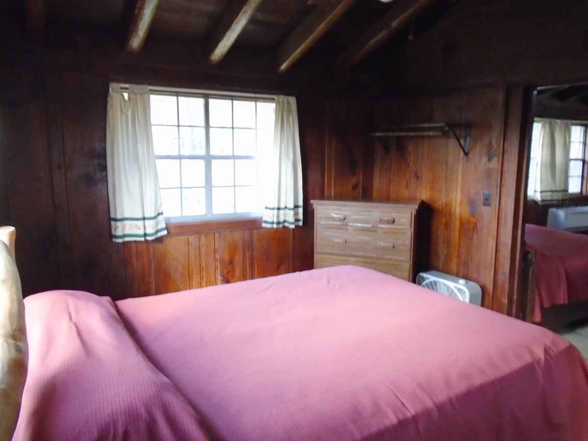 The bedroom in Cabin 9 has one double bed. 