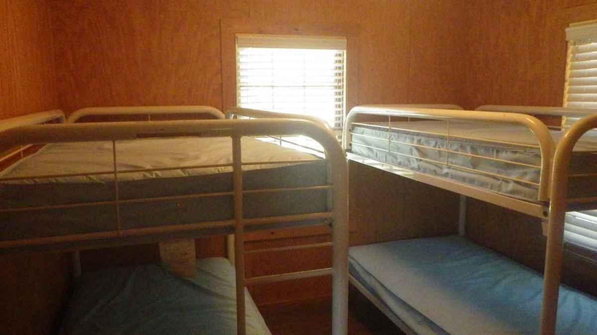A bedroom with 2 bunk-beds (4 beds). 