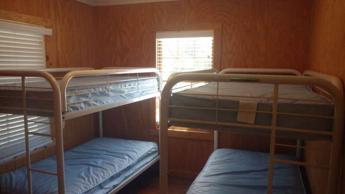 A bedroom with 2 bunk-beds (4 beds). 