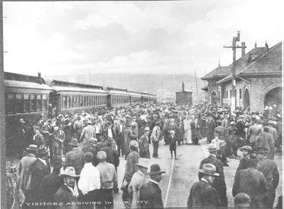 Old photo of crowd awaiting arrival of train