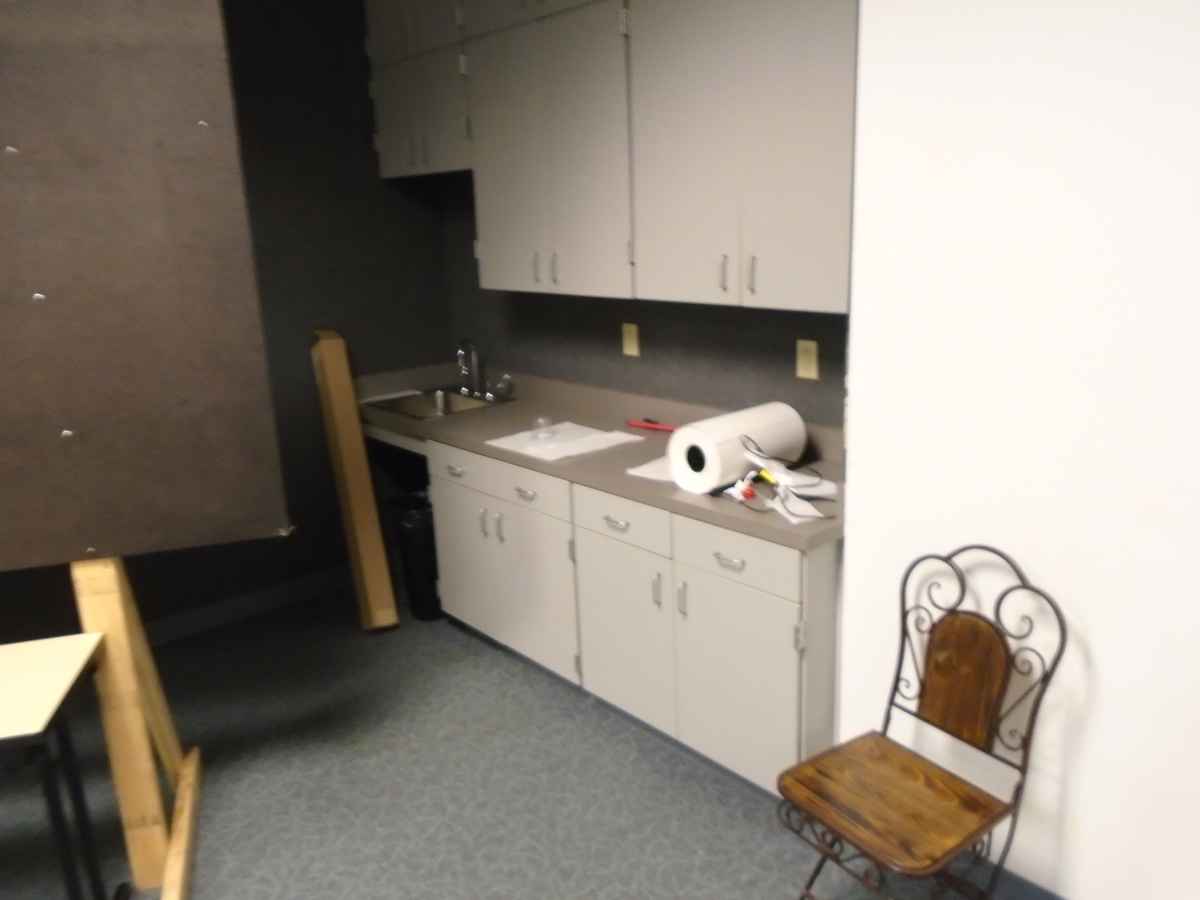 The sink and counter top area of the Meeting Room can be set up in different ways. 