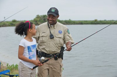 協助青年釣魚