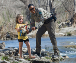 Game Warden Assisting Child durch Creek Fishing.png