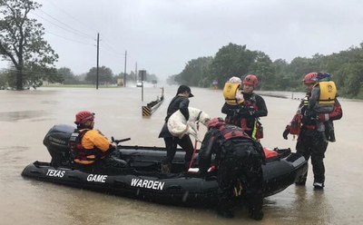 سیلاب کے پانیوں میں ریسکیو ٹیم۔ پی این جی